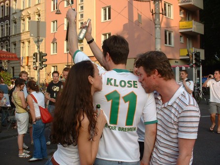 Torcedores beijam camisa com nome do atacante alemão